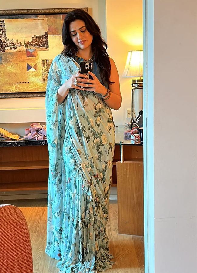 Social Media Trending Actress Girija Oak Godbole HD Photos16