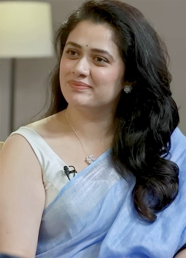 Social Media Trending Actress Girija Oak Godbole HD Photos4