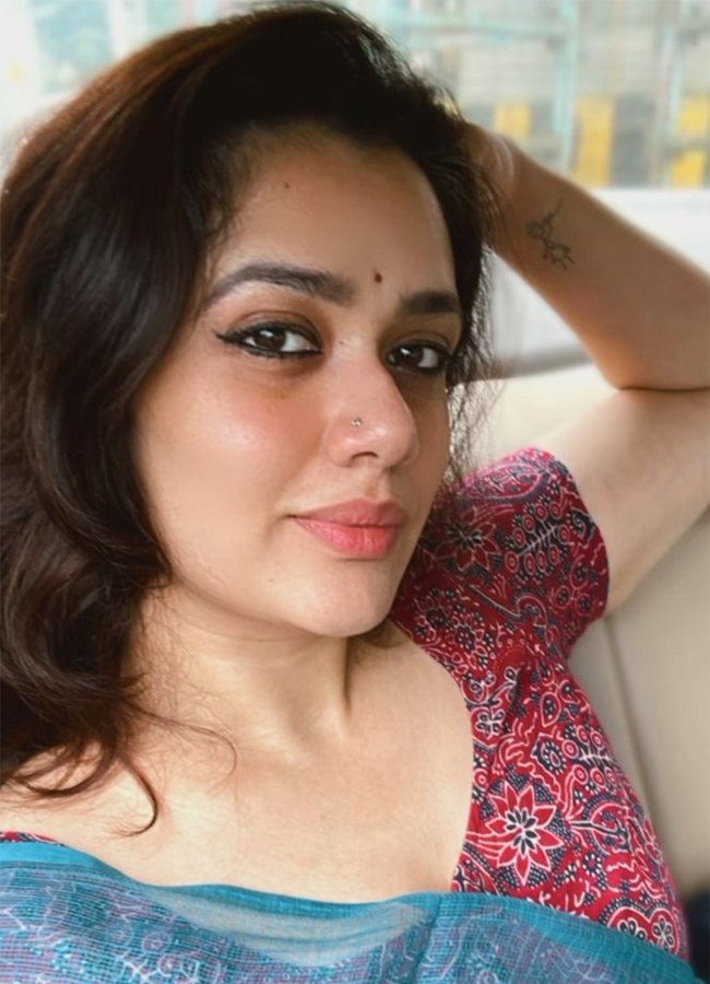 Social Media Trending Actress Girija Oak Godbole HD Photos7