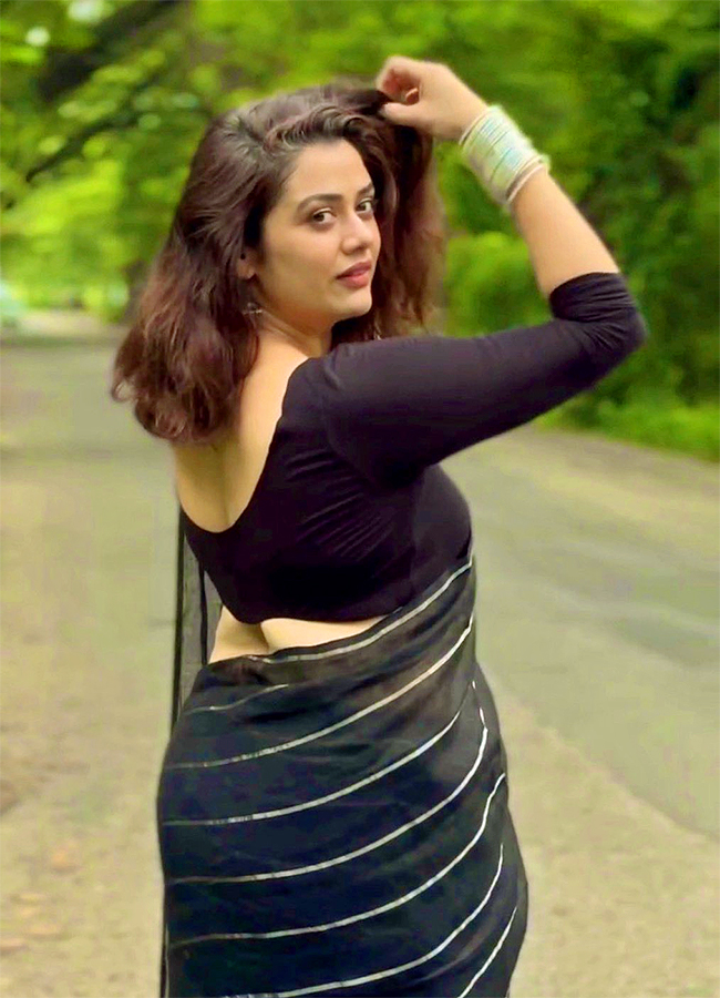 Social Media Trending Actress Girija Oak Godbole HD Photos9