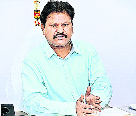 డివైడర్‌ను ఢీకొట్టిన కంటైనర్‌1