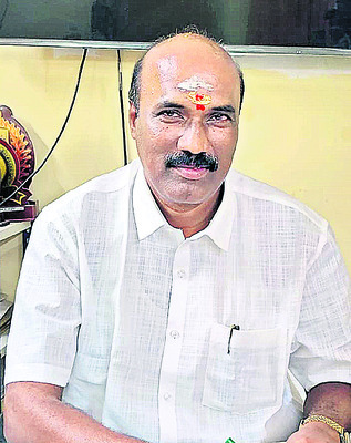 డివైడర్‌ను ఢీకొట్టిన కంటైనర్‌2