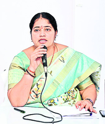 డివైడర్‌ను ఢీకొట్టిన కంటైనర్‌3