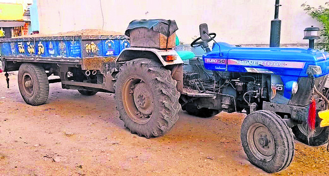 నాలుగు ఇసుక ట్రాక్టర్ల పట్టివేత 1