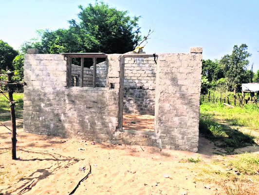 రేకుల షెడ్డు.. మొండి గోడలు1