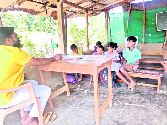 రేకుల షెడ్డు.. మొండి గోడలు2