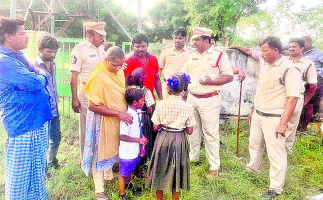 సెల్‌ఫోన్‌ టవర్‌ ఎక్కి యువకుడి హల్‌చల్‌ 1