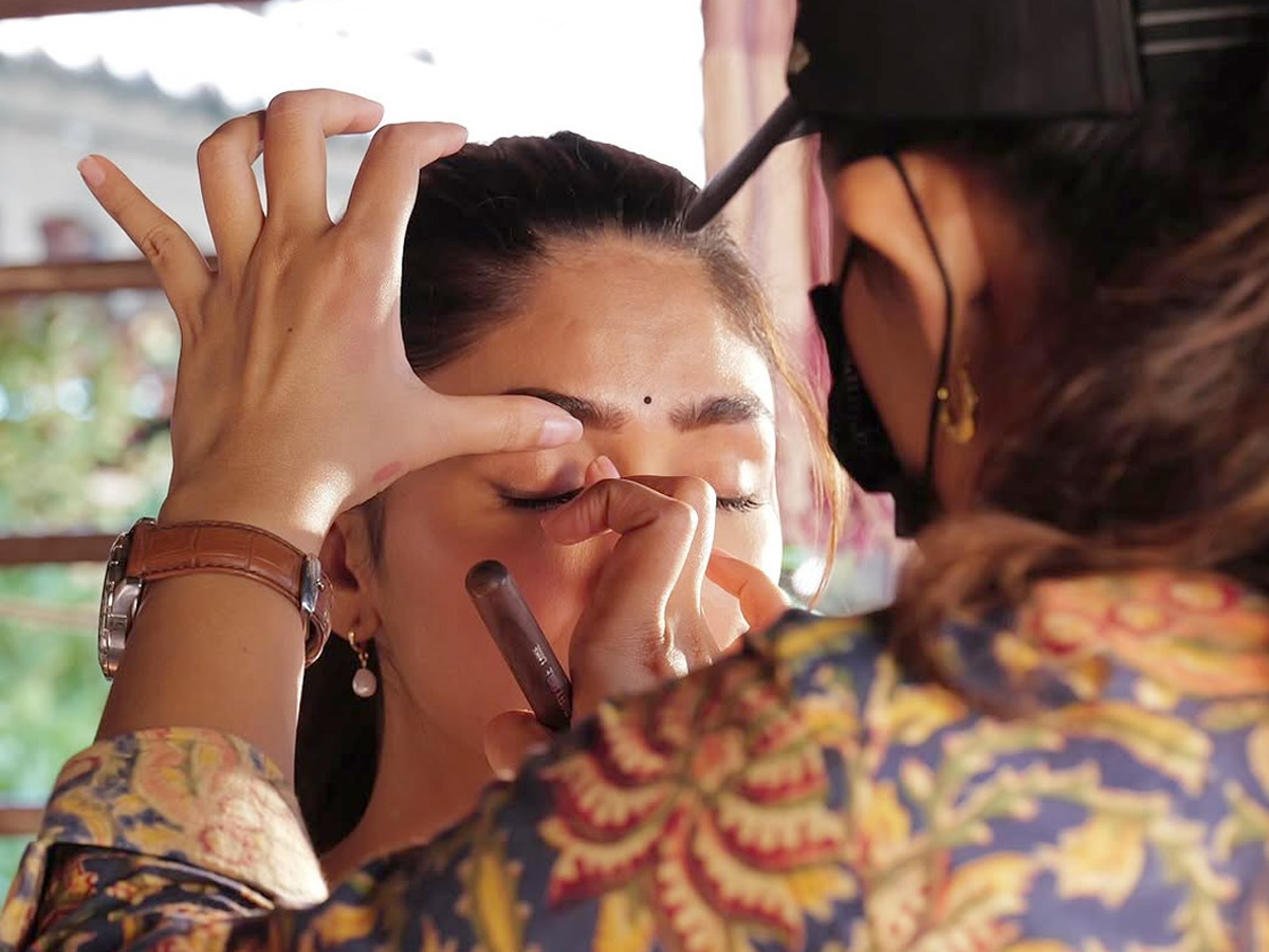 Actress Mrunal Thakur Dacoit Movie Memories Photos2