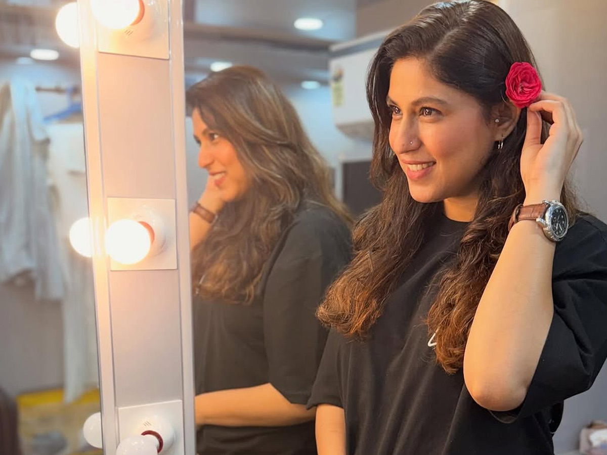 Actress Mrunal Thakur Dacoit Movie Memories Photos10