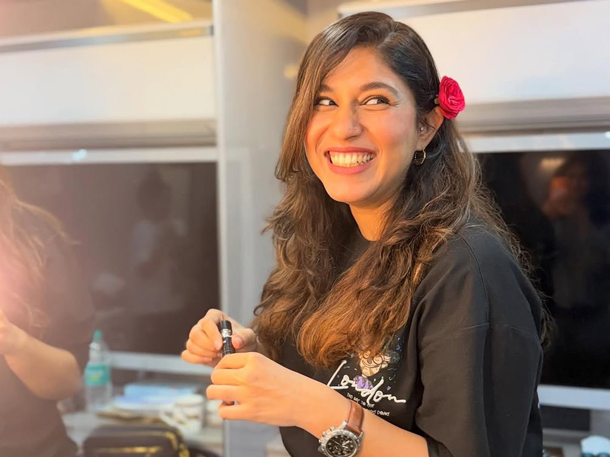 Actress Mrunal Thakur Dacoit Movie Memories Photos11