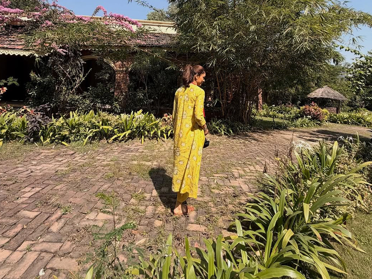 Actress Mrunal Thakur Dacoit Movie Memories Photos7