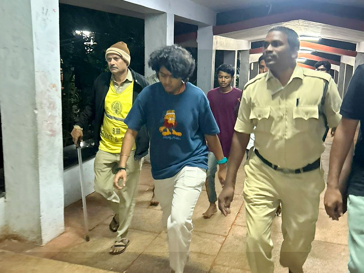 Women World Cup Winner Sri Charani Tirumala Foot Step For Lord Venkateshwara Swamy Photos2