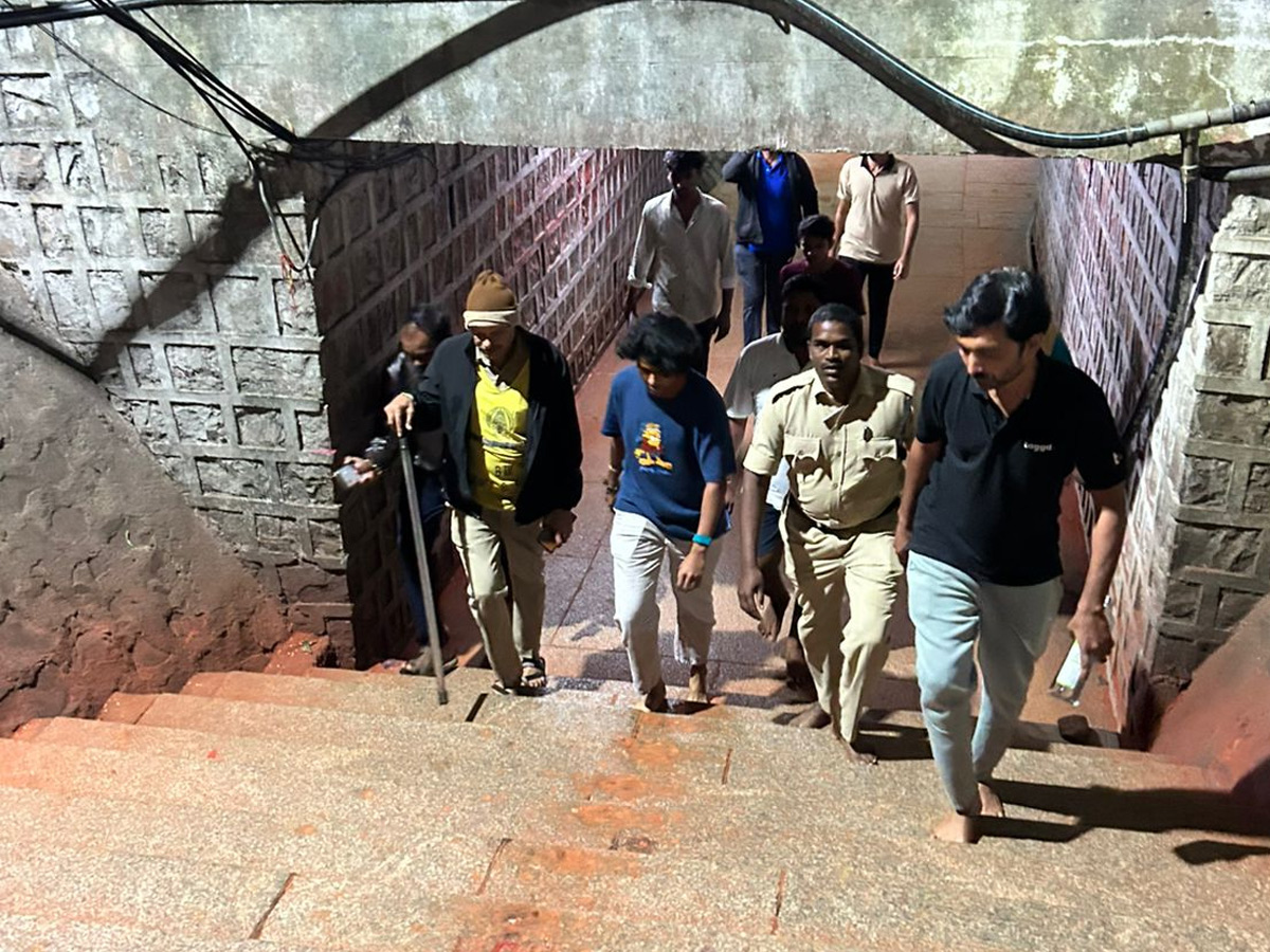 Women World Cup Winner Sri Charani Tirumala Foot Step For Lord Venkateshwara Swamy Photos10