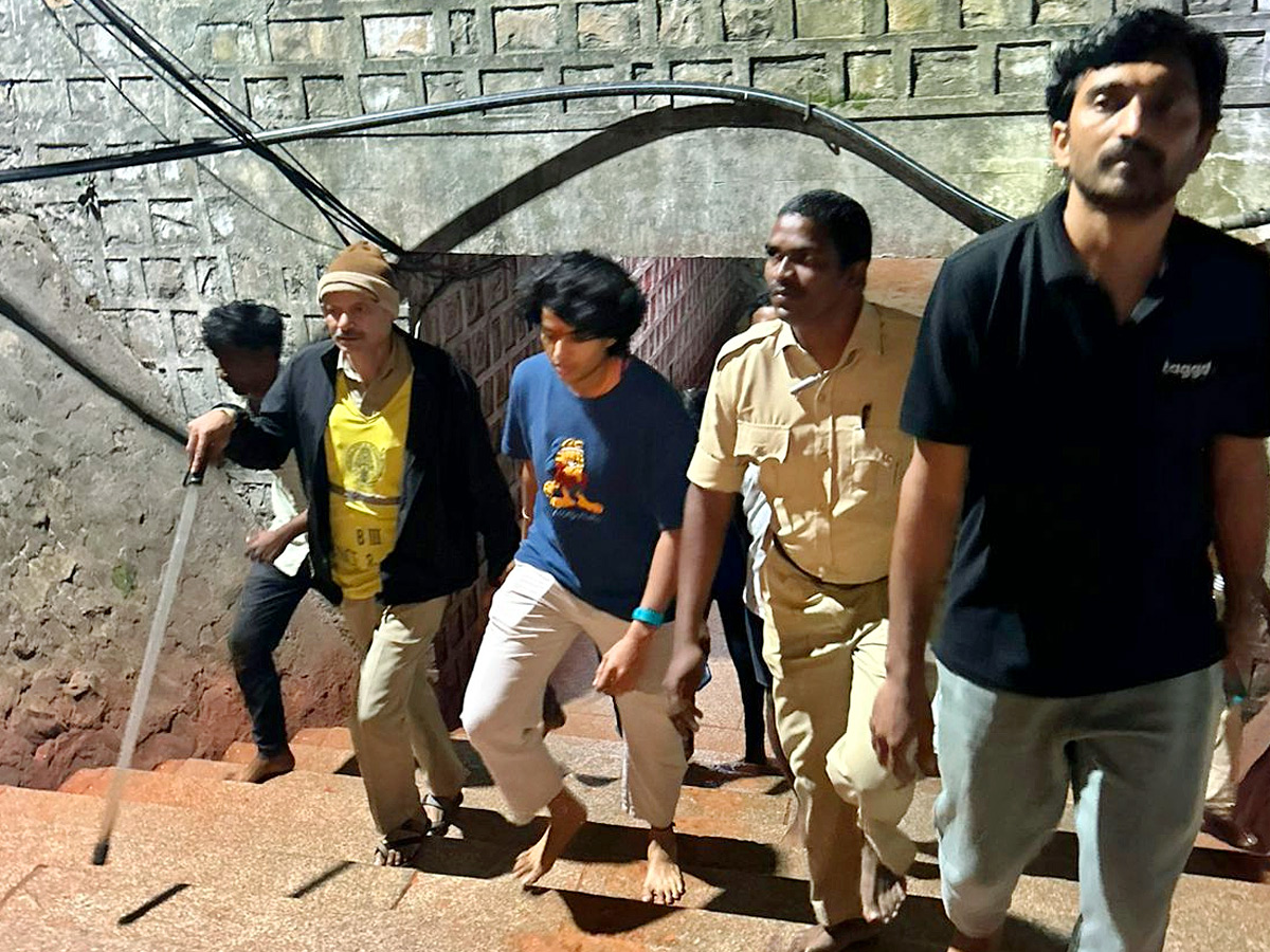 Women World Cup Winner Sri Charani Tirumala Foot Step For Lord Venkateshwara Swamy Photos11