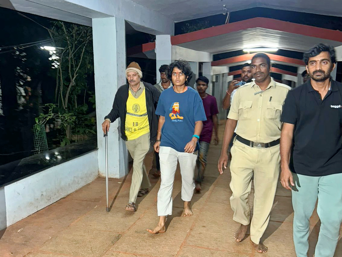 Women World Cup Winner Sri Charani Tirumala Foot Step For Lord Venkateshwara Swamy Photos12