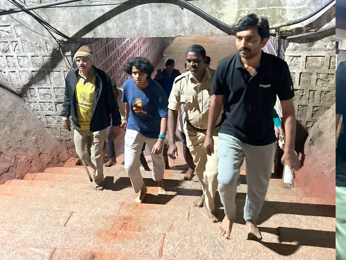 Women World Cup Winner Sri Charani Tirumala Foot Step For Lord Venkateshwara Swamy Photos3