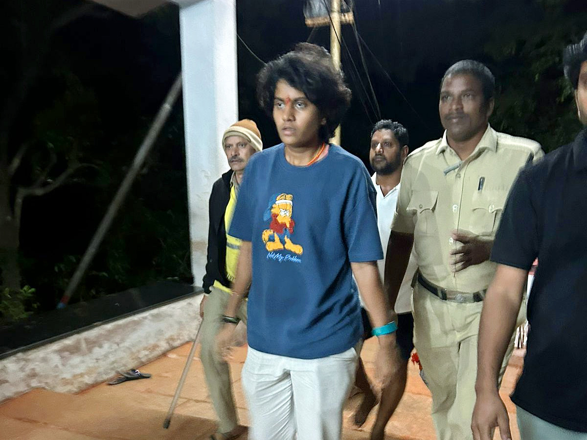 Women World Cup Winner Sri Charani Tirumala Foot Step For Lord Venkateshwara Swamy Photos1