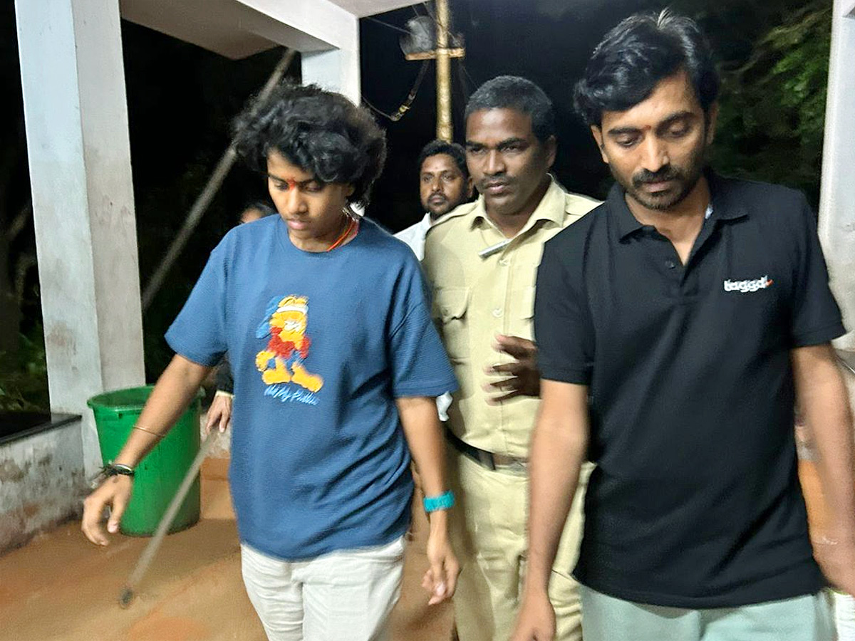 Women World Cup Winner Sri Charani Tirumala Foot Step For Lord Venkateshwara Swamy Photos4