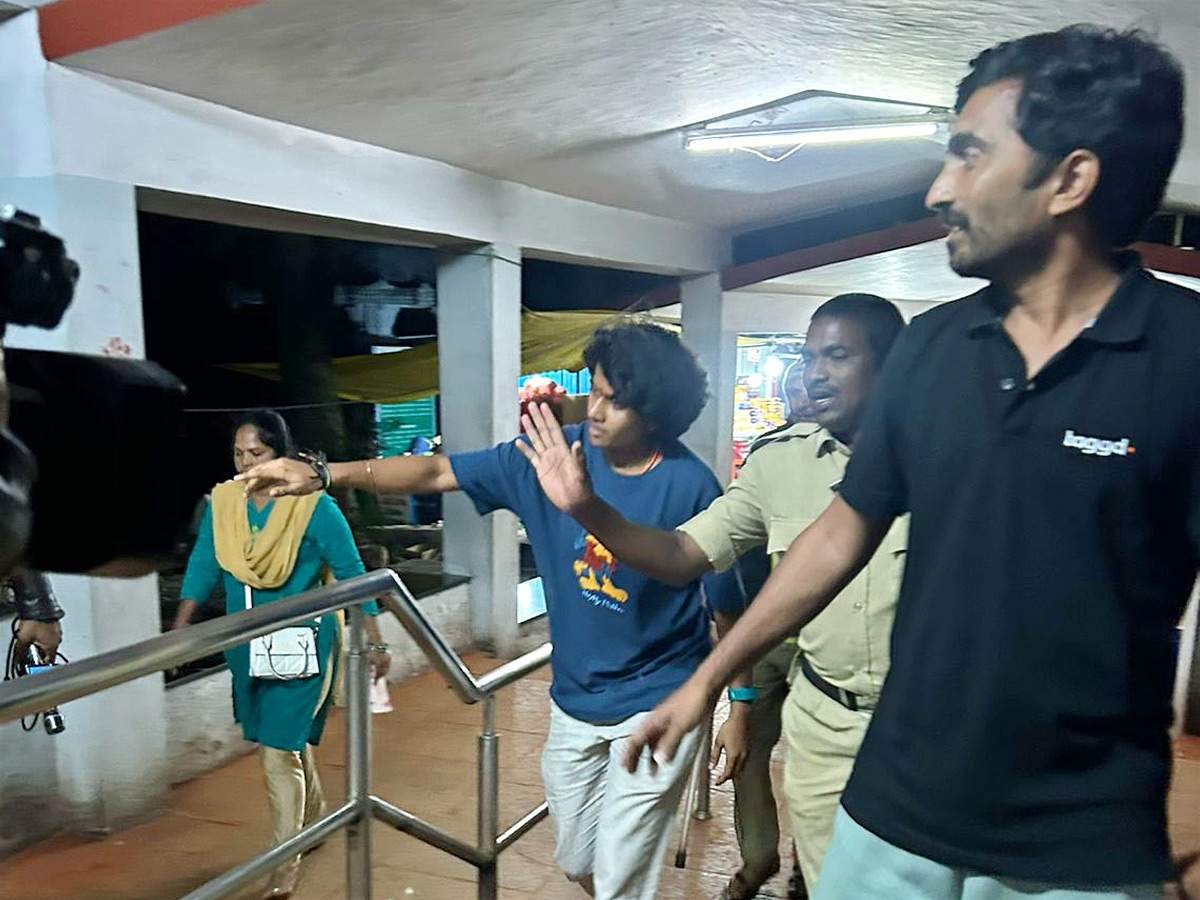 Women World Cup Winner Sri Charani Tirumala Foot Step For Lord Venkateshwara Swamy Photos5