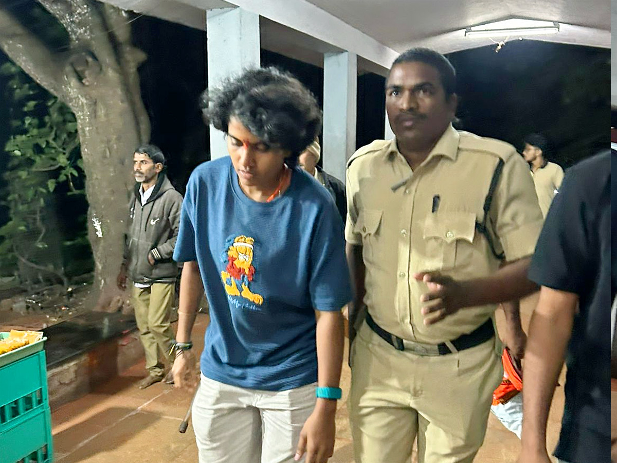 Women World Cup Winner Sri Charani Tirumala Foot Step For Lord Venkateshwara Swamy Photos6