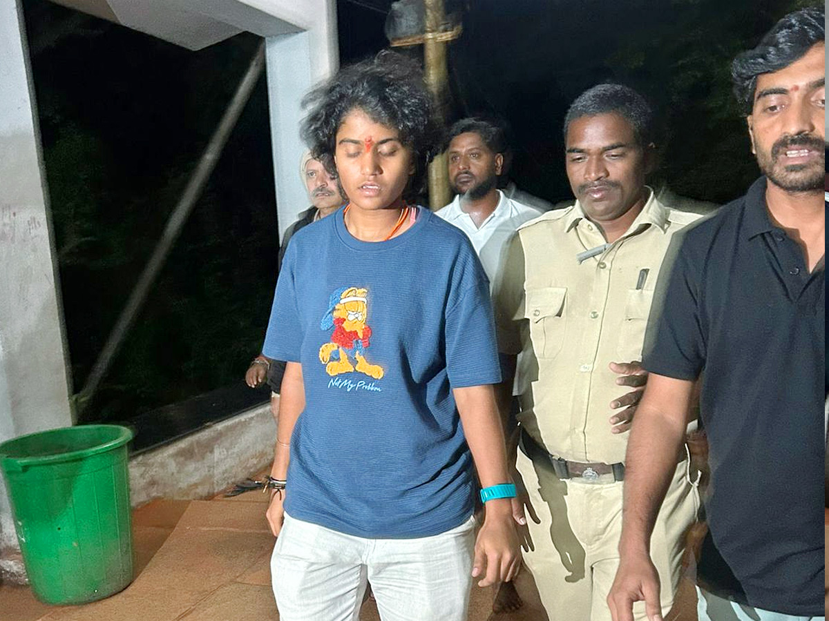 Women World Cup Winner Sri Charani Tirumala Foot Step For Lord Venkateshwara Swamy Photos7