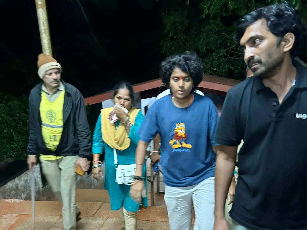 Women World Cup Winner Sri Charani Tirumala Foot Step For Lord Venkateshwara Swamy Photos8