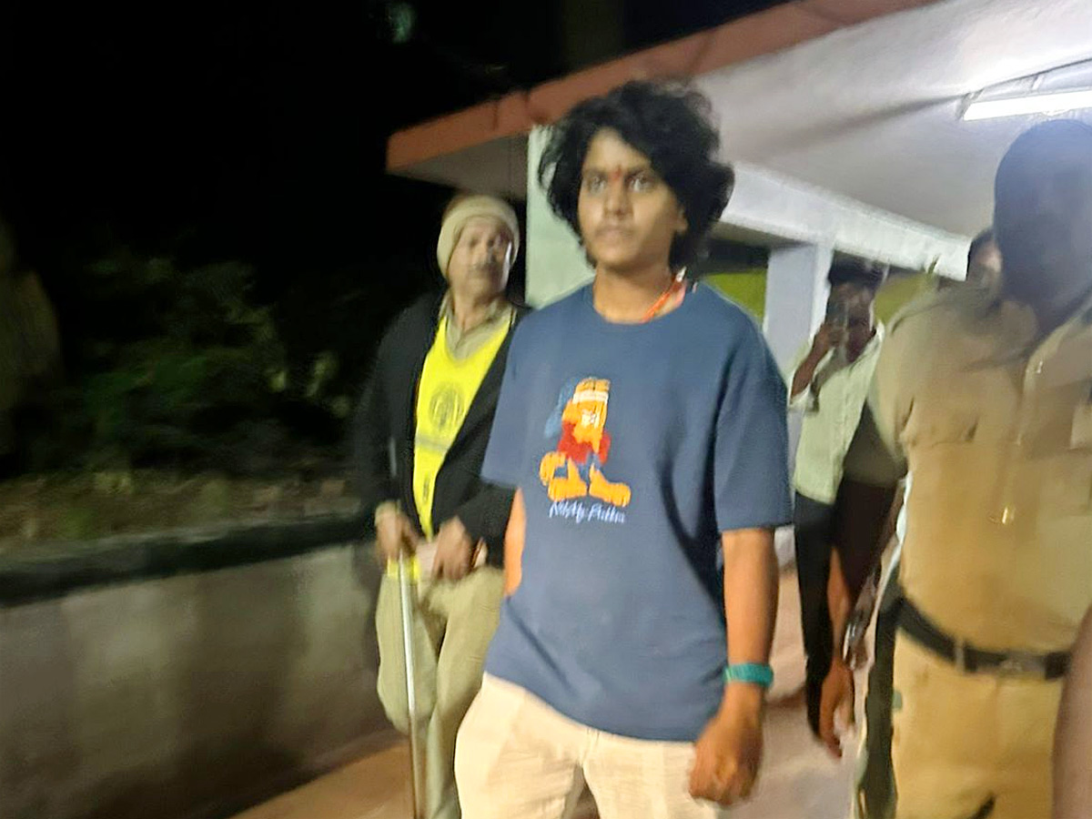 Women World Cup Winner Sri Charani Tirumala Foot Step For Lord Venkateshwara Swamy Photos9