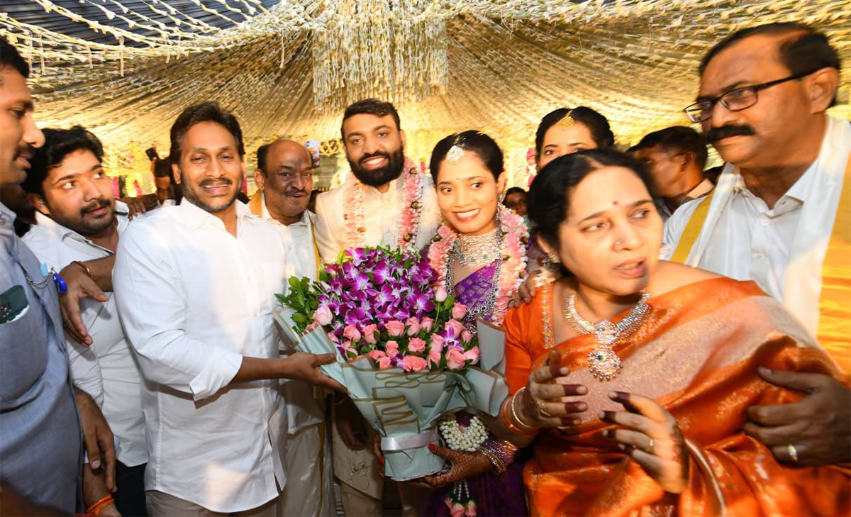YS Jagan Attends Mangunuru Konda Reddy Daughter Wedding12