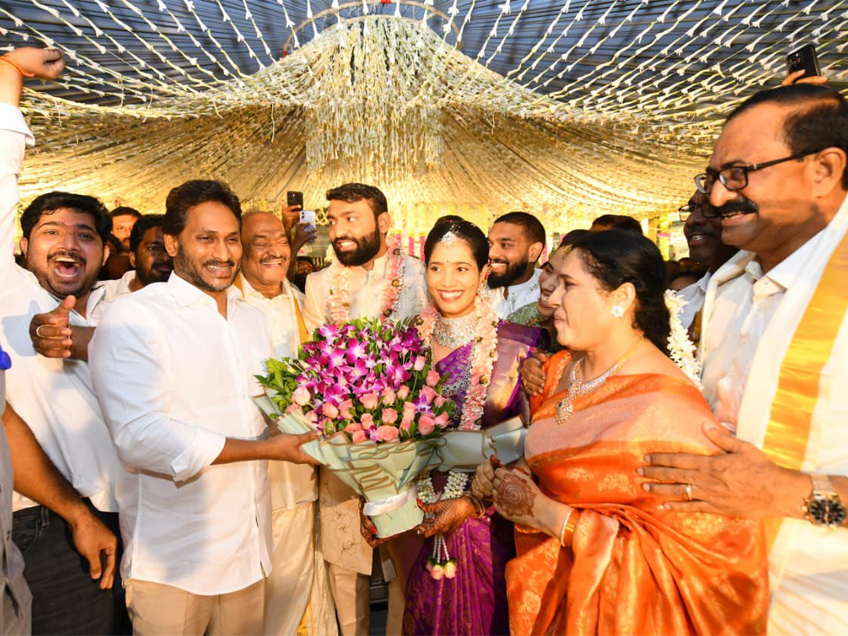 YS Jagan Attends Mangunuru Konda Reddy Daughter Wedding3