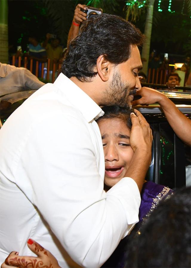 YS Jagan Attends Mangunuru Konda Reddy Daughter Wedding7