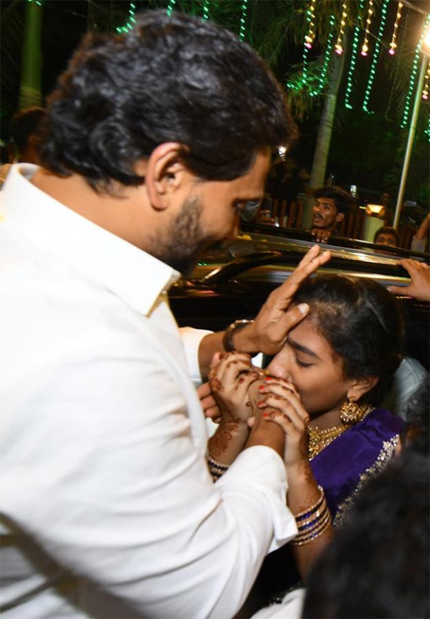 YS Jagan Attends Mangunuru Konda Reddy Daughter Wedding9