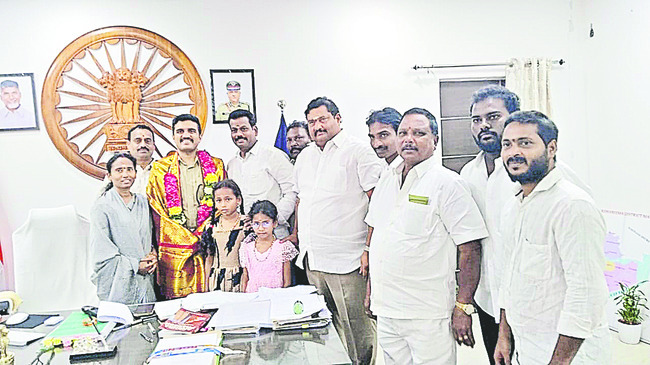 లక్ష్మీ నృసింహునికి  టికెట్‌ కౌంటర్‌ సమర్పణ 1