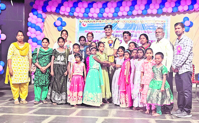 ఉపకార వేతనాలకు దరఖాస్తుల ఆహ్వానం  
1