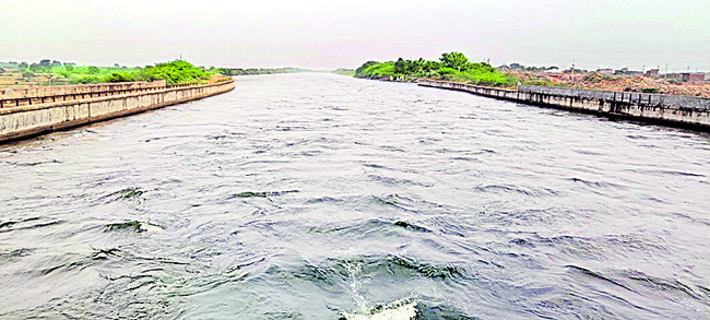 ప్రాణాలు కాలువలో కలుస్తున్నాయి 1