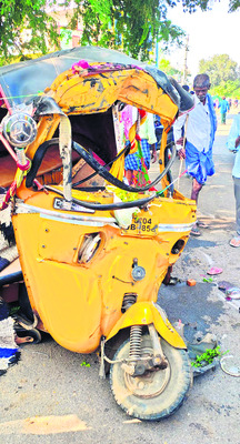 ఆటోను ఢీకొట్టిన ఇసుక ట్రాక్టర్‌4