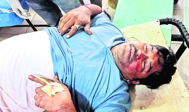 ఆటోను ఢీకొట్టిన ఇసుక ట్రాక్టర్‌2