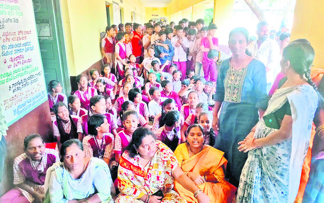 విద్యార్థినులతో ఉపాధ్యాయుడి అసభ్య ప్రవర్తన1