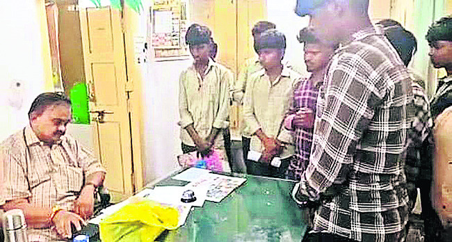 మధ్యాహ్న భోజనంలో పురుగులు! 1