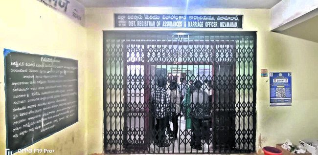 రిజిస్ట్రేషన్‌ కార్యాలయంలో ఏసీబీ సోదాలు1