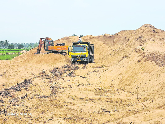 అక్రమాల గుట్టలు1