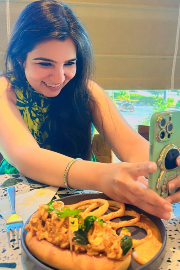 Anchor Rashmi Gautam Shared special post for her friend Richie on her birthday Photos19