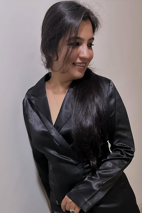 Anchor Rashmi Gautam Shared special post for her friend Richie on her birthday Photos7