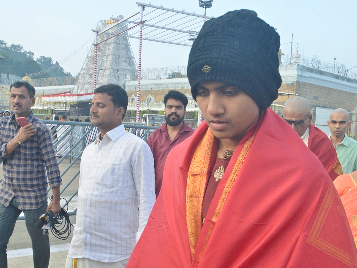 Indian Cricketer Shree Charani Visits Tirumala Temple With Her Family Photos2
