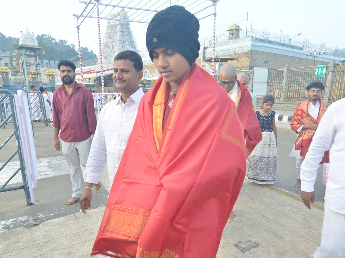 Indian Cricketer Shree Charani Visits Tirumala Temple With Her Family Photos10