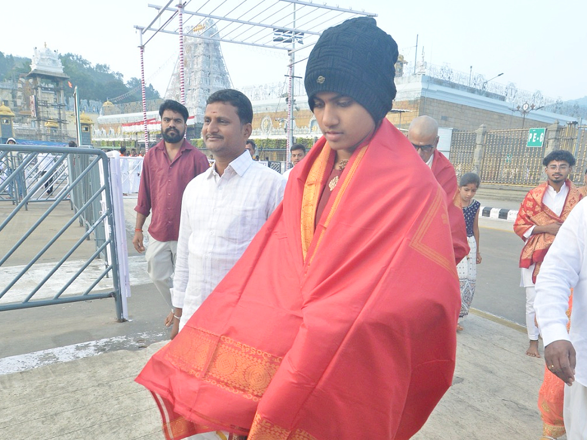 Indian Cricketer Shree Charani Visits Tirumala Temple With Her Family Photos11