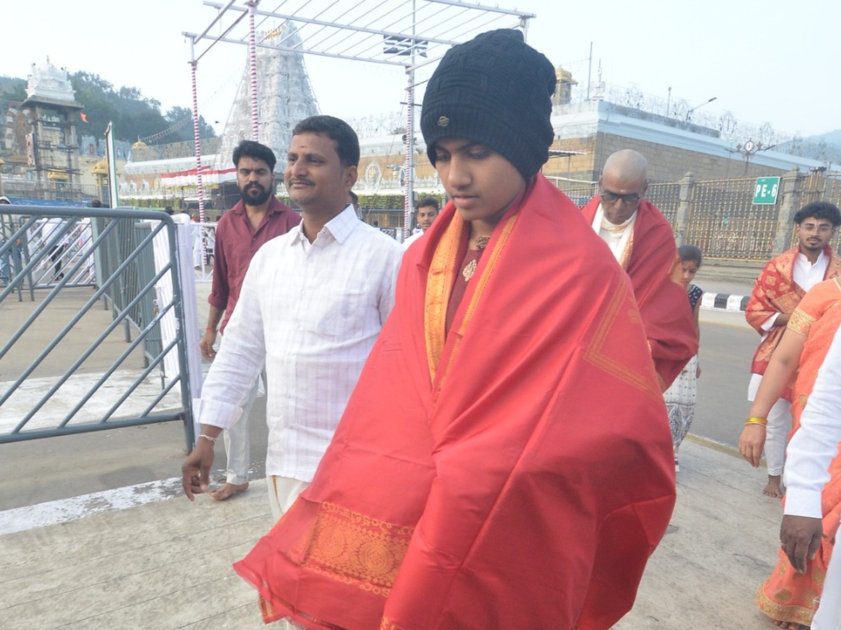 Indian Cricketer Shree Charani Visits Tirumala Temple With Her Family Photos12