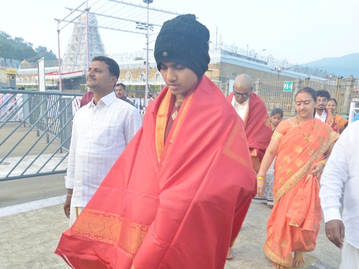 Indian Cricketer Shree Charani Visits Tirumala Temple With Her Family Photos13