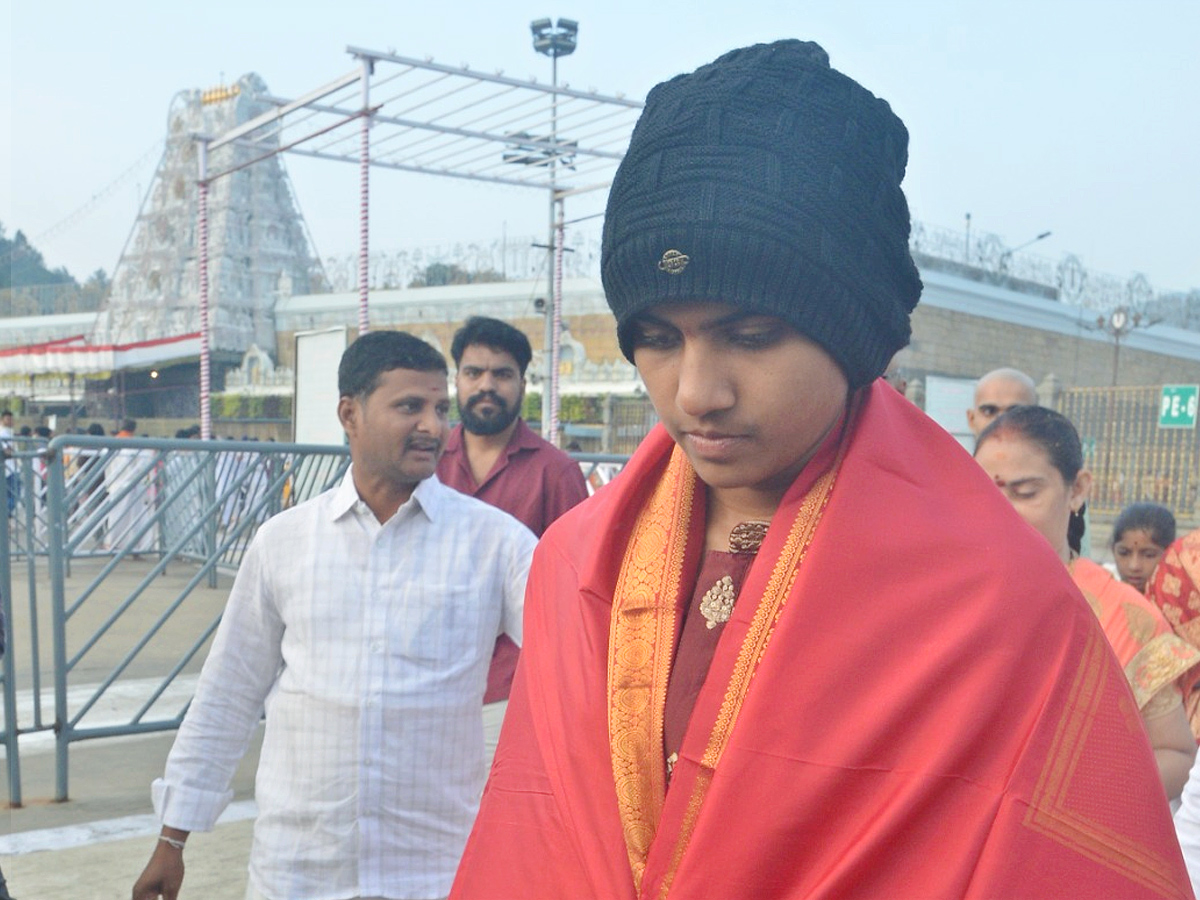 Indian Cricketer Shree Charani Visits Tirumala Temple With Her Family Photos3