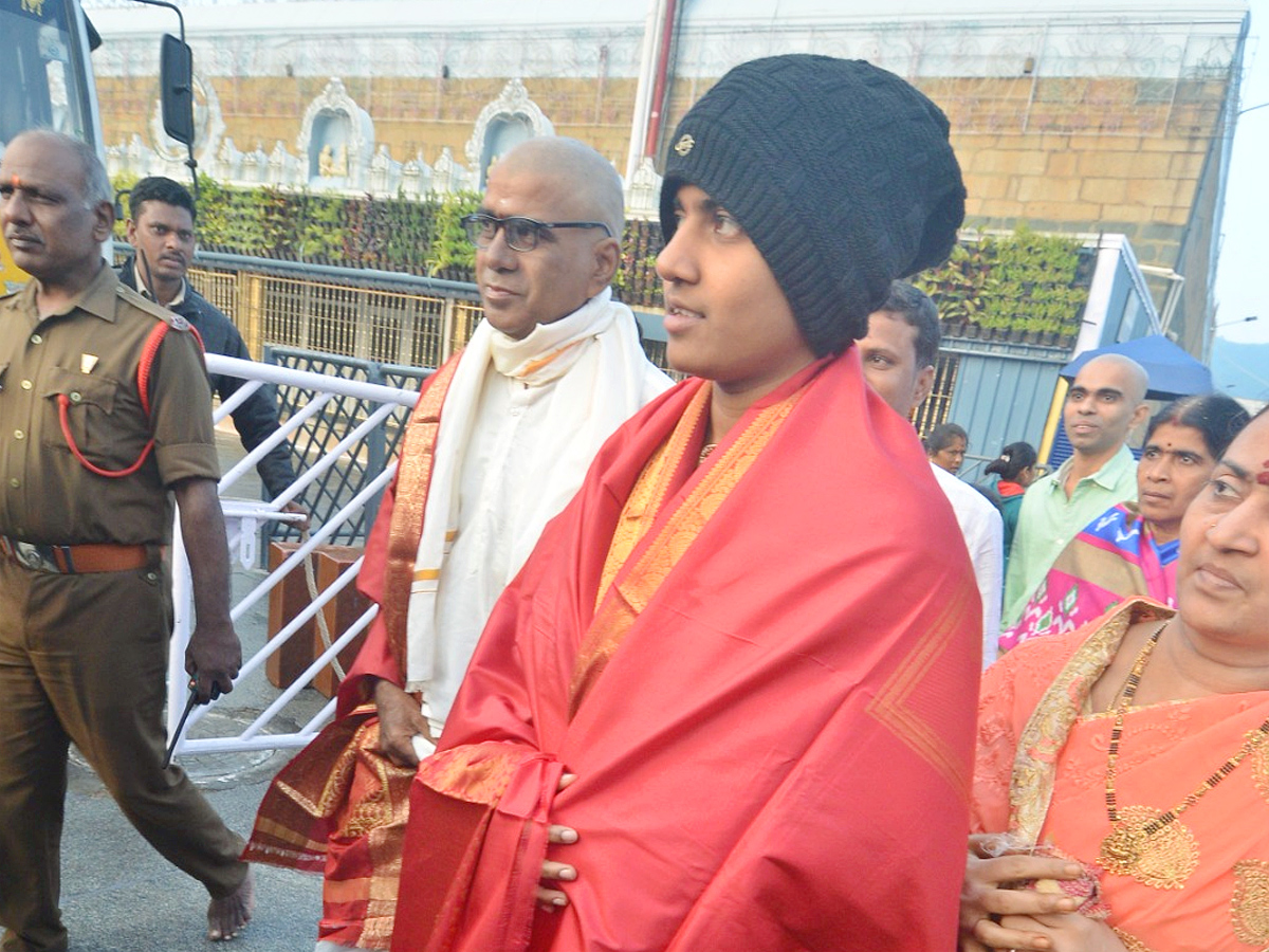 Indian Cricketer Shree Charani Visits Tirumala Temple With Her Family Photos4