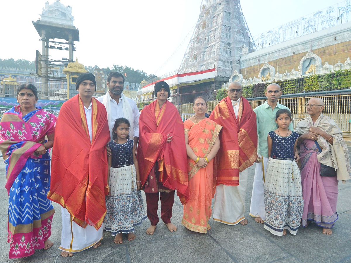 Indian Cricketer Shree Charani Visits Tirumala Temple With Her Family Photos1